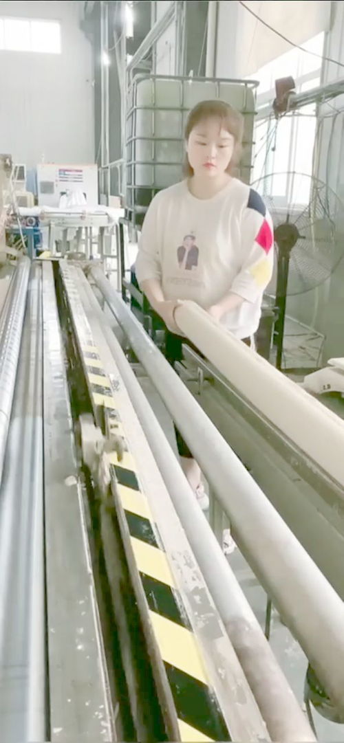 當手伸進衛(wèi)生紙加工機的一刻——工廠女工的驚魂瞬間